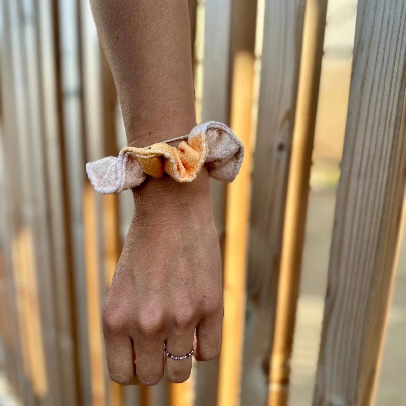Chouchou upcyclé – Rayé corail vif et crème - Charlie - Image 8