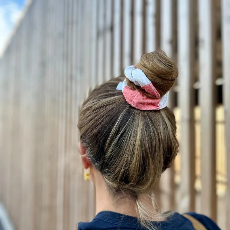 Chouchou upcyclé – Rayé corail vif et crème - Charlie - Image 9