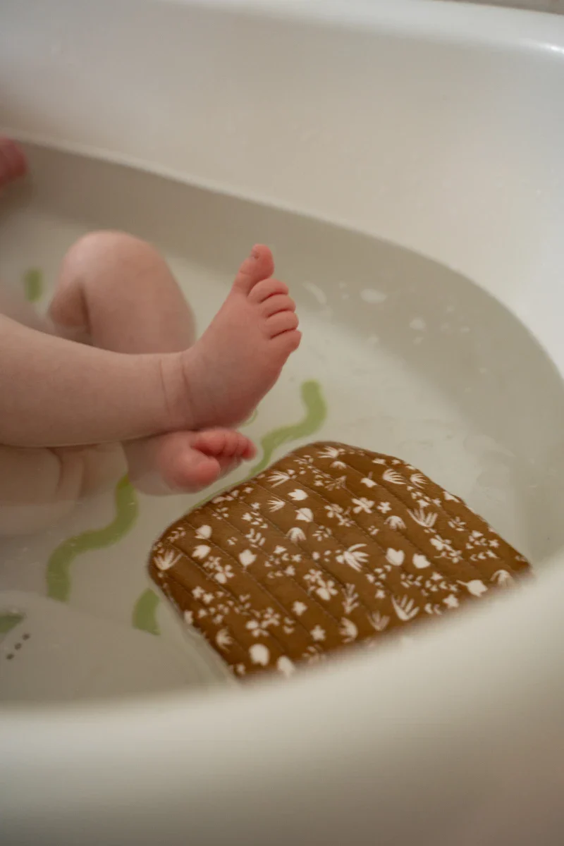 Coffret de bain pour bébé avec gant + trio de lingettes en coton biologique - Image 2