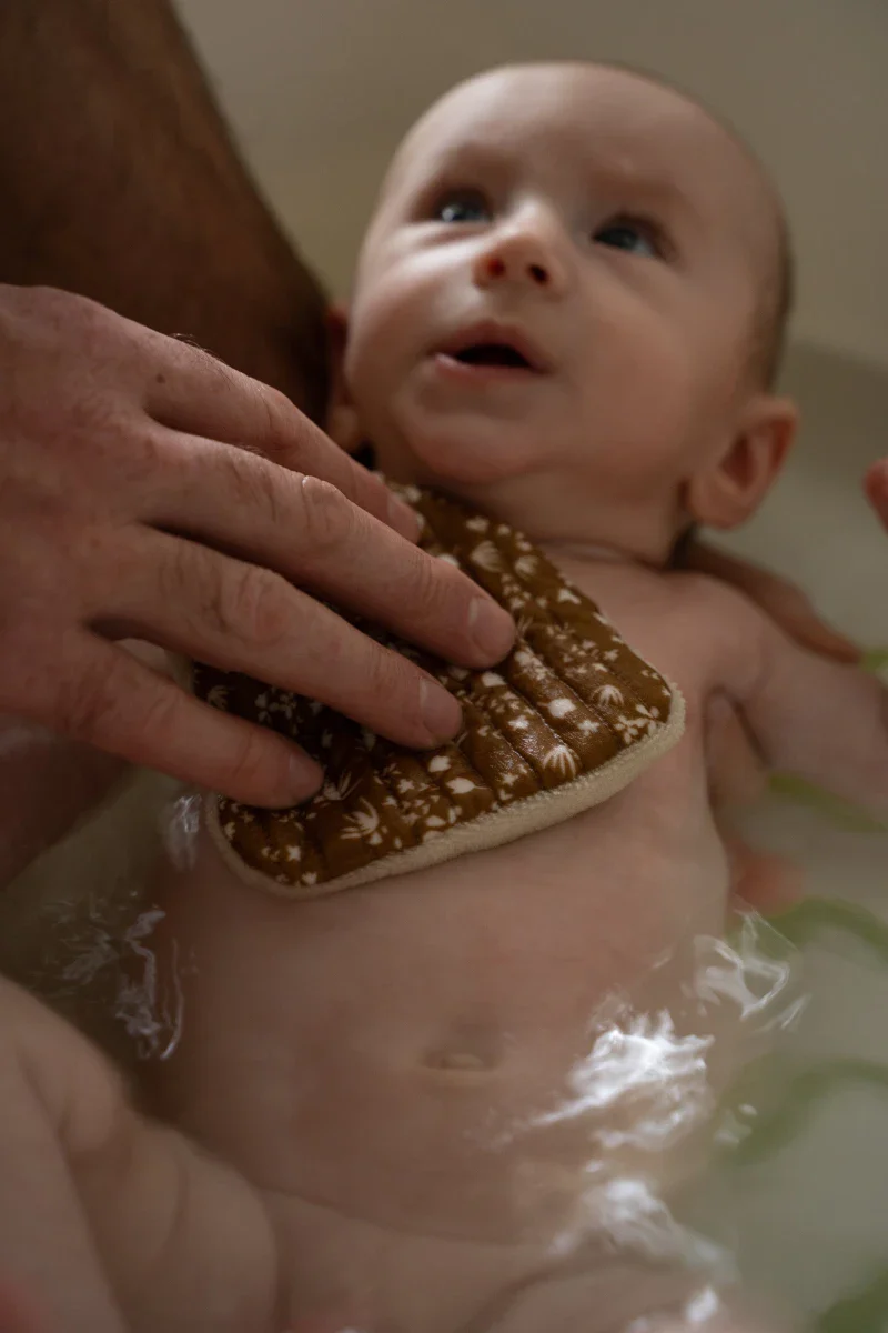 Coffret de bain pour bébé avec gant + trio de lingettes en coton biologique - Image 3