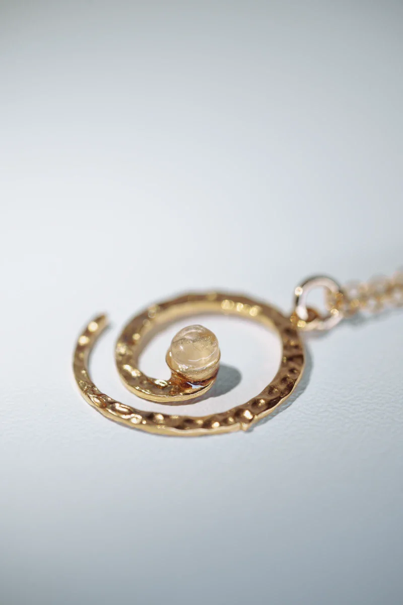 Collier artisanal en spirale martelée avec pierre fine