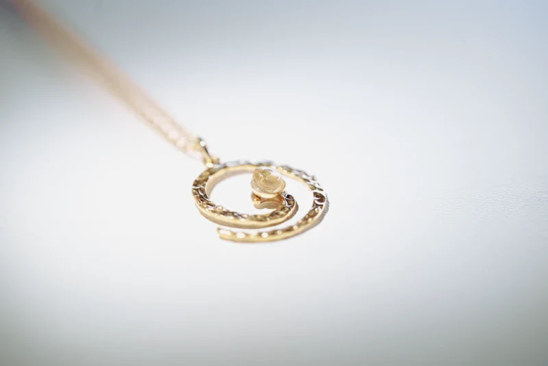 Collier artisanal en spirale martelée avec pierre fine - Image 2