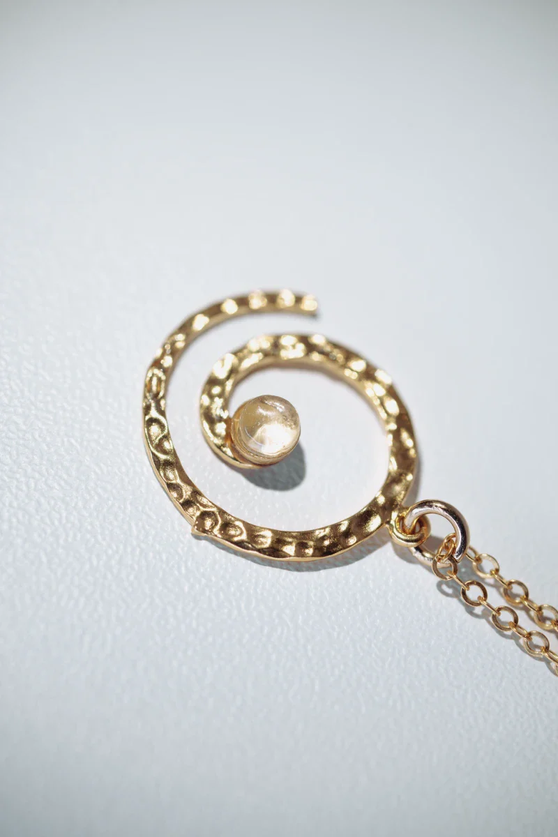 Collier artisanal en spirale martelée avec pierre fine - Image 3