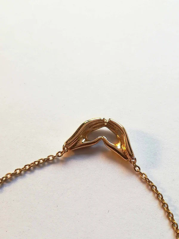 Collier cœur avec les mains doré - Image 4