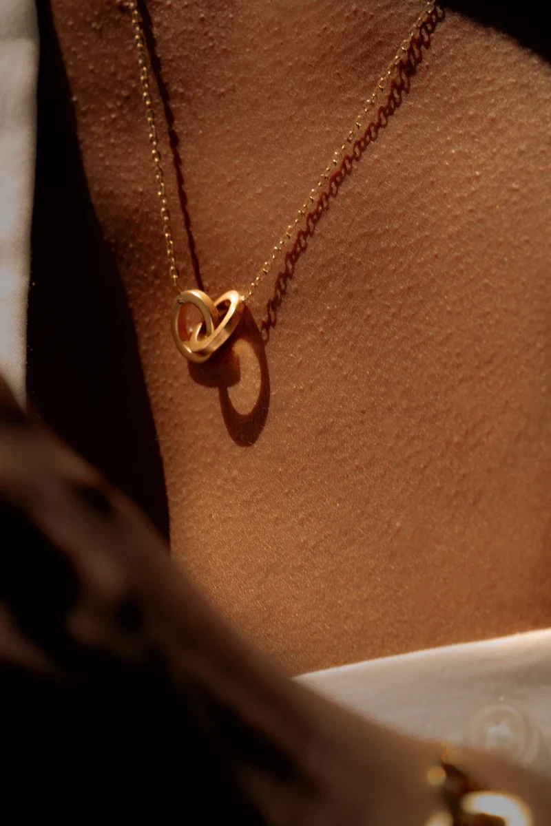 Collier court en chaîne délicate avec pendentif cercles entrelacés - Image 2