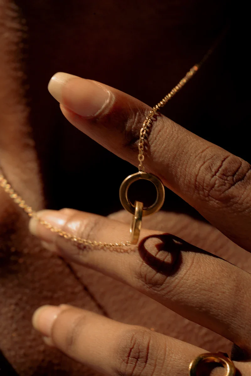 Collier court en chaîne délicate avec pendentif cercles entrelacés - Image 3