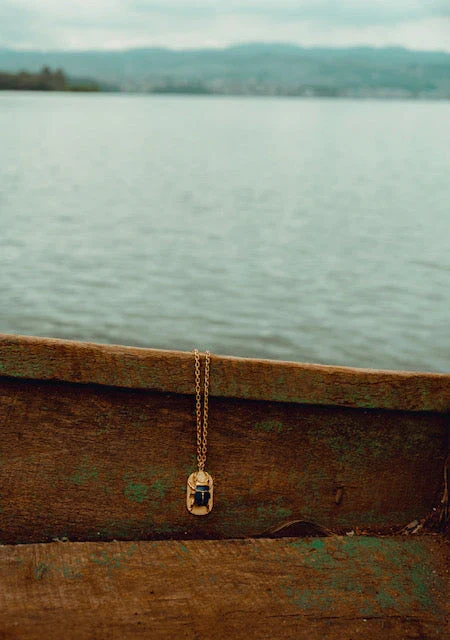 Collier court fait main avec pendentif scarabée bleu cobalt - Image 2