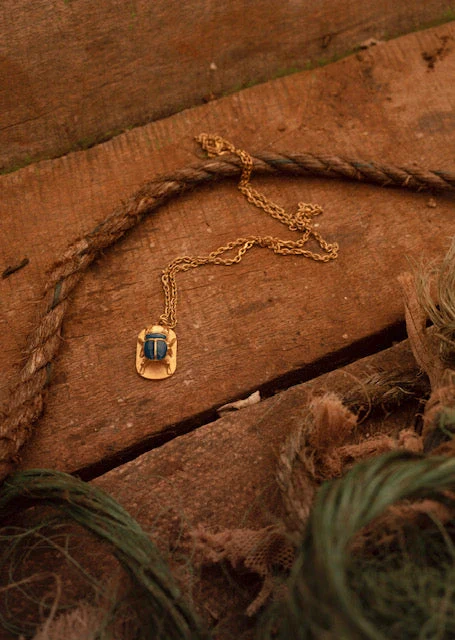 Collier court fait main avec pendentif scarabée bleu cobalt - Image 3