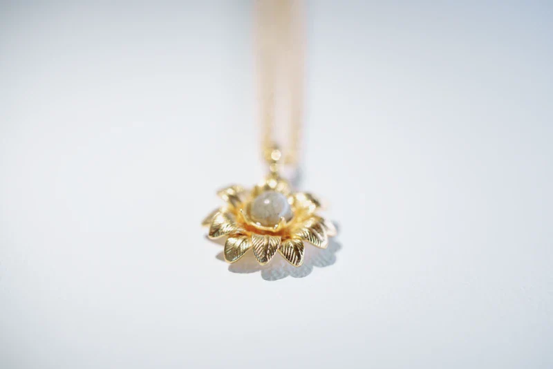 Collier délicat avec fleur et pierre naturelle - Image 2