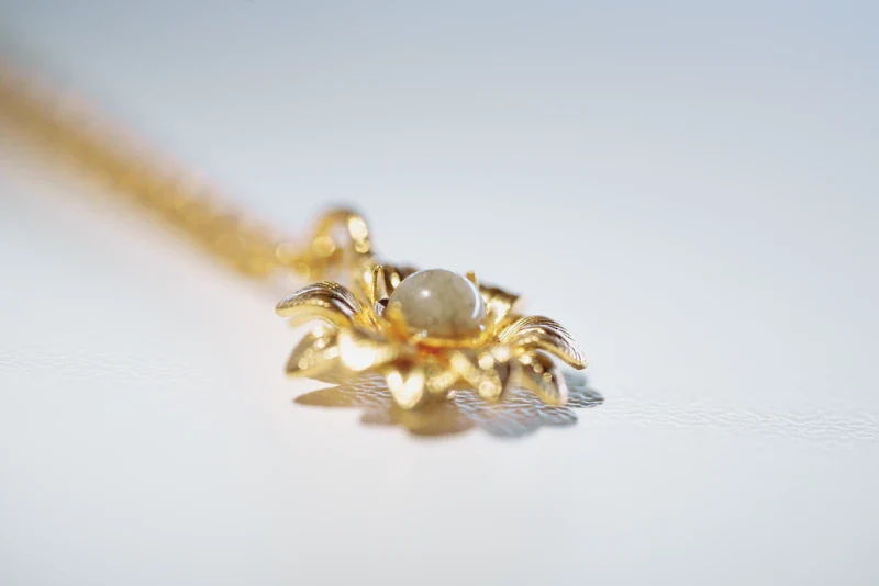 Collier délicat avec fleur et pierre naturelle - Image 3