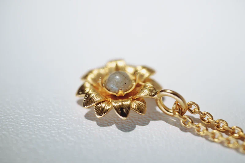 Collier délicat avec fleur et pierre naturelle - Image 4