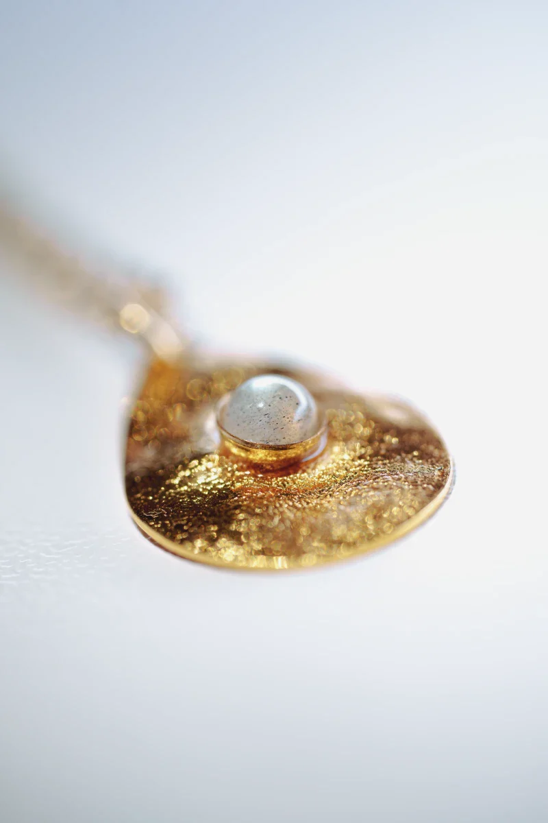 Collier élégant avec pendentif goutte martelée en pierre fine - Image 2
