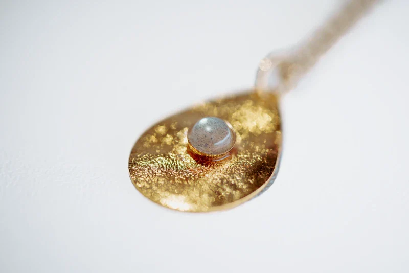 Collier élégant avec pendentif goutte martelée en pierre fine - Image 3
