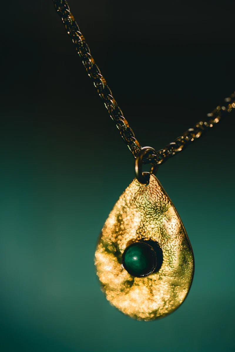 Collier élégant avec pendentif goutte martelée en pierre fine - Image 4
