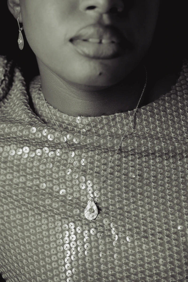 Collier élégant avec pendentif goutte martelée en pierre fine - Image 5