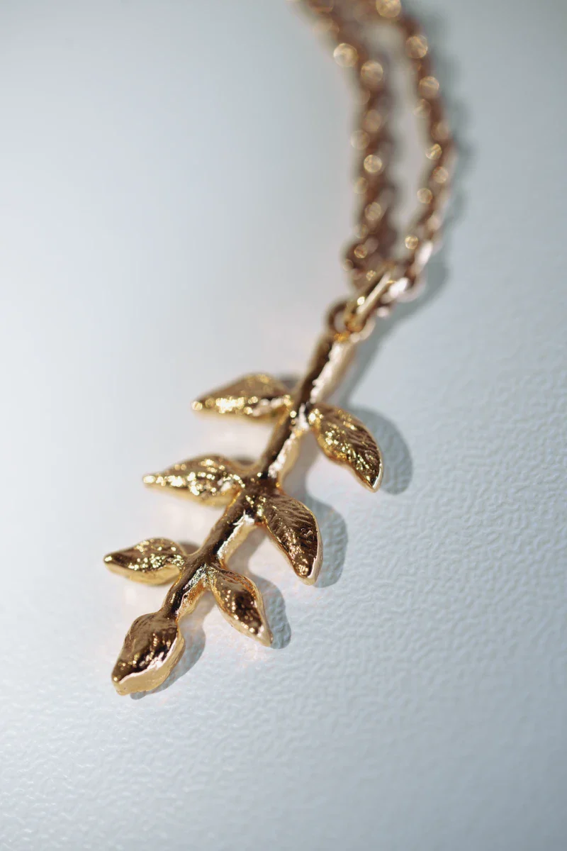 Collier fait main avec pendentif feuille stylisé - Image 2