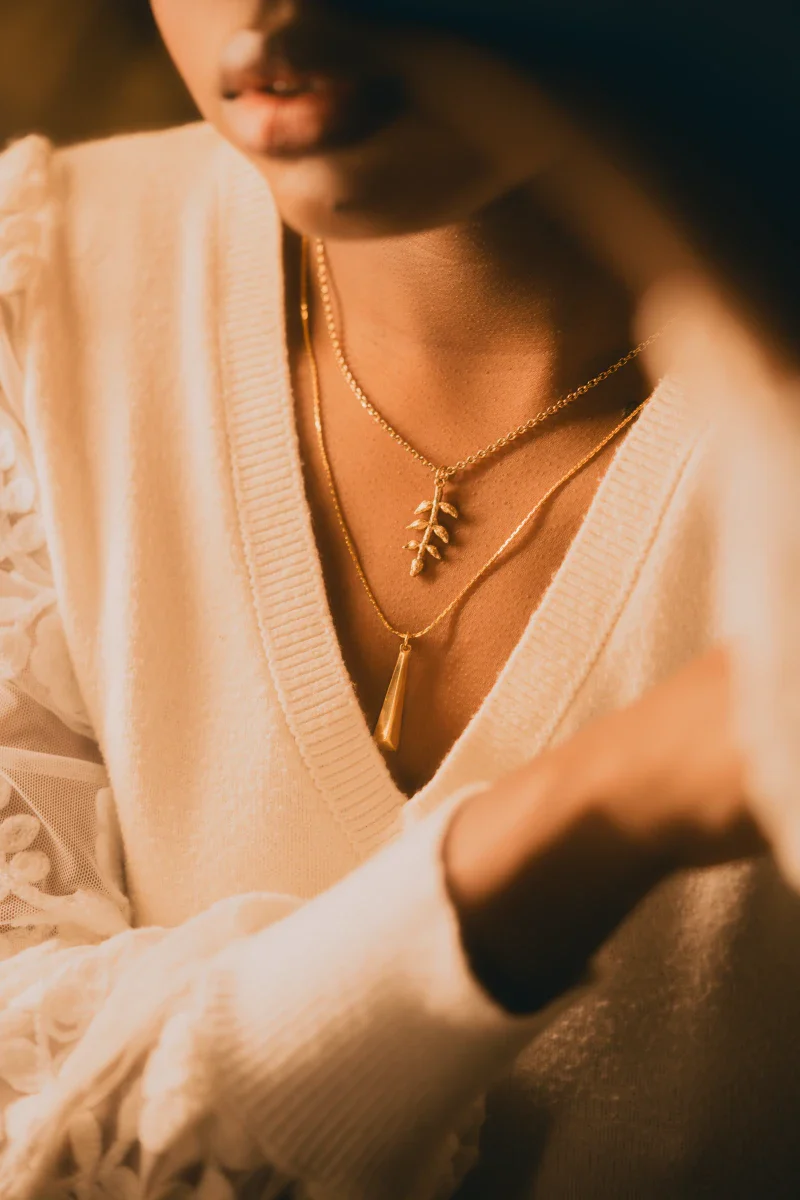 Collier fait main avec pendentif feuille stylisé - Image 3