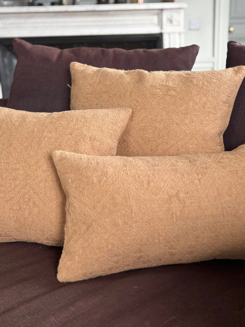 Coussin confortable à impact social - Dokmai Camel - Image 10