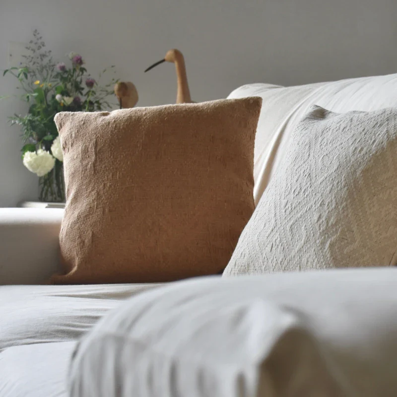 Coussin confortable à impact social - Dokmai Camel - Image 2