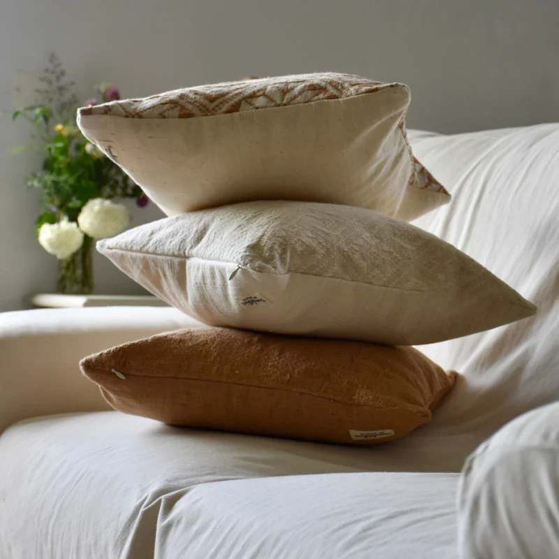 Coussin confortable à impact social - Dokmai Camel - Image 3