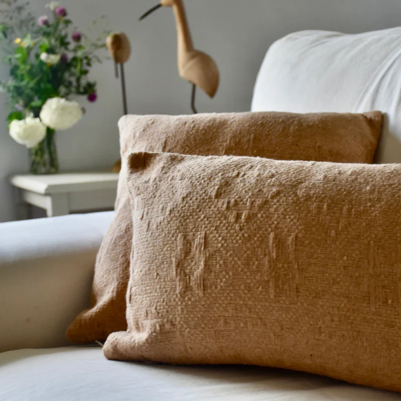 Coussin confortable à impact social - Dokmai Camel - Image 4
