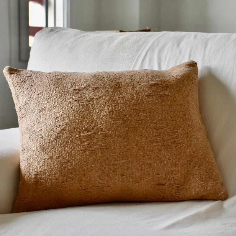 Coussin confortable à impact social - Dokmai Camel - Image 6