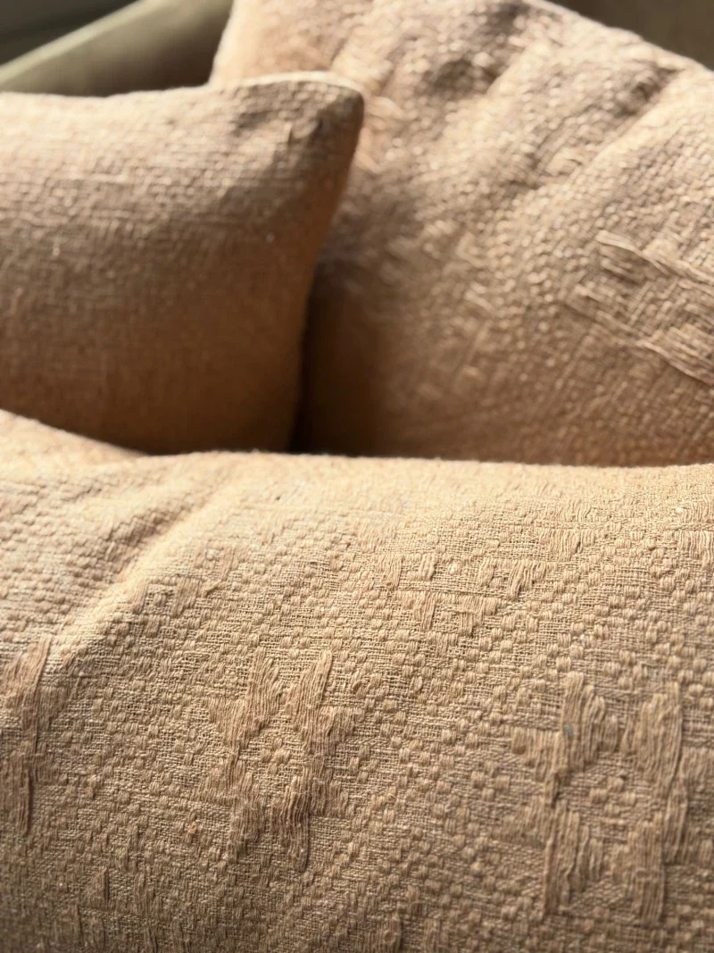 Coussin confortable à impact social - Dokmai Camel - Image 7