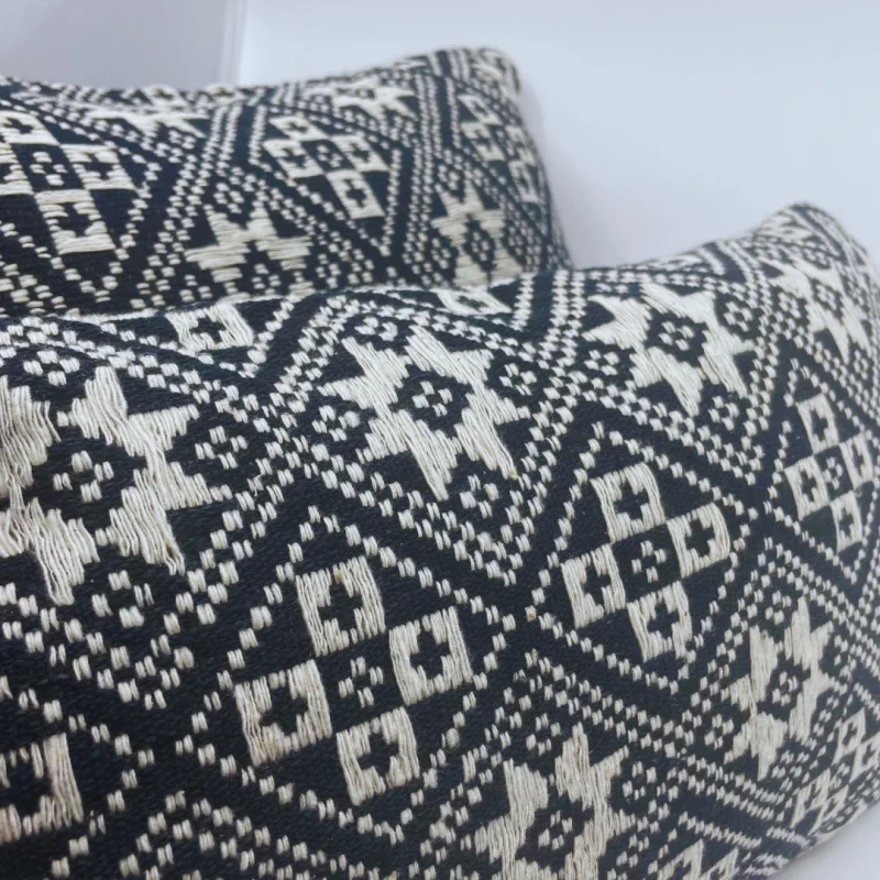 Coussin fait main bleu marine - Dokmai - Image 3