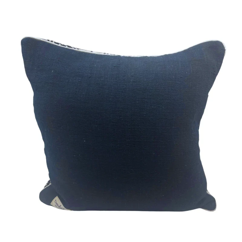 Coussin fait main bleu marine - Dokmai - Image 4