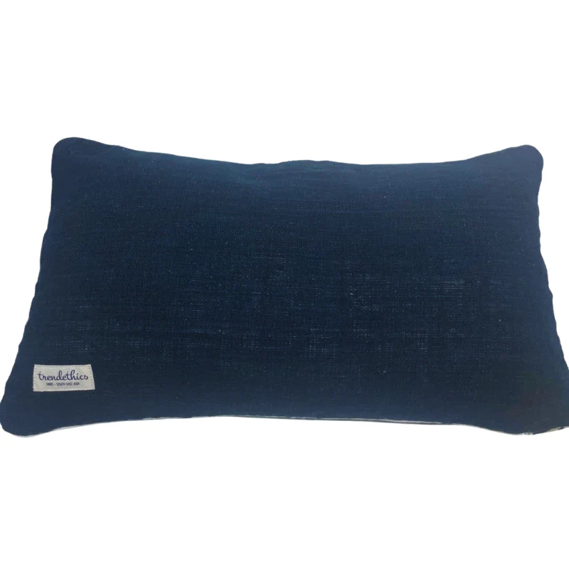Coussin fait main bleu marine - Dokmai - Image 6