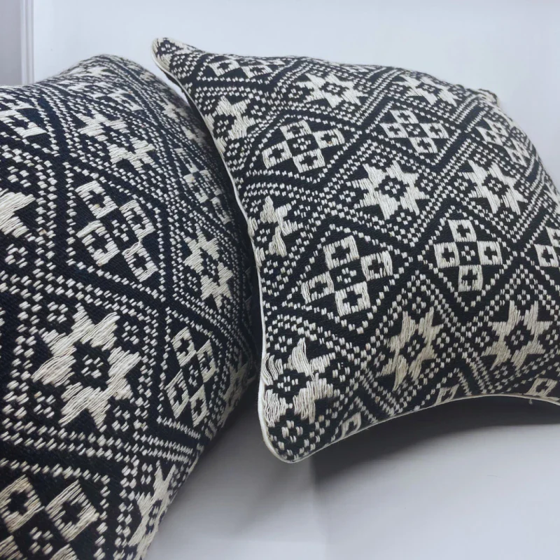 Coussin fait main bleu marine - Dokmai - Image 7
