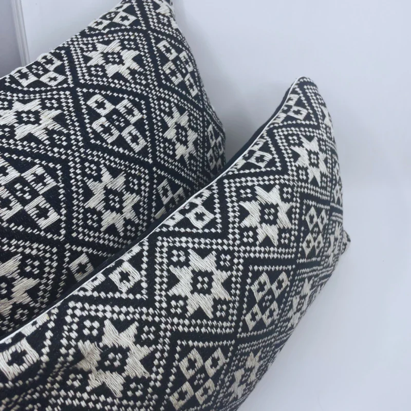 Coussin fait main bleu marine - Dokmai - Image 8