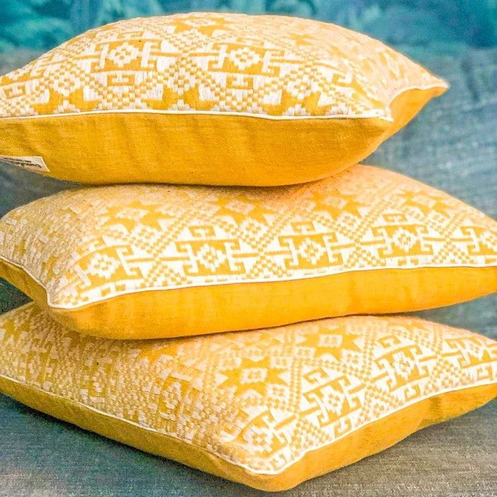 Coussin fait main jaune - Dokmai - Image 2