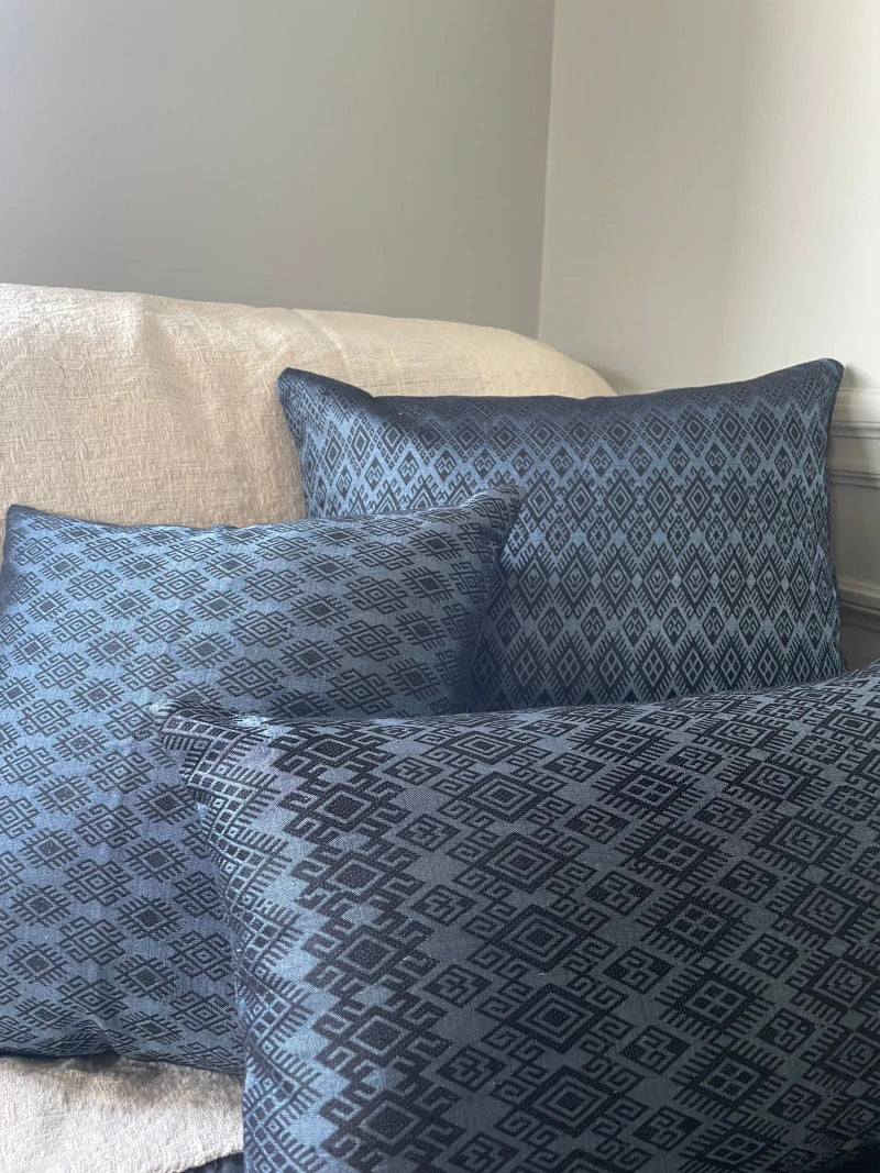 Coussin Kachin bleu nuit - Image 2
