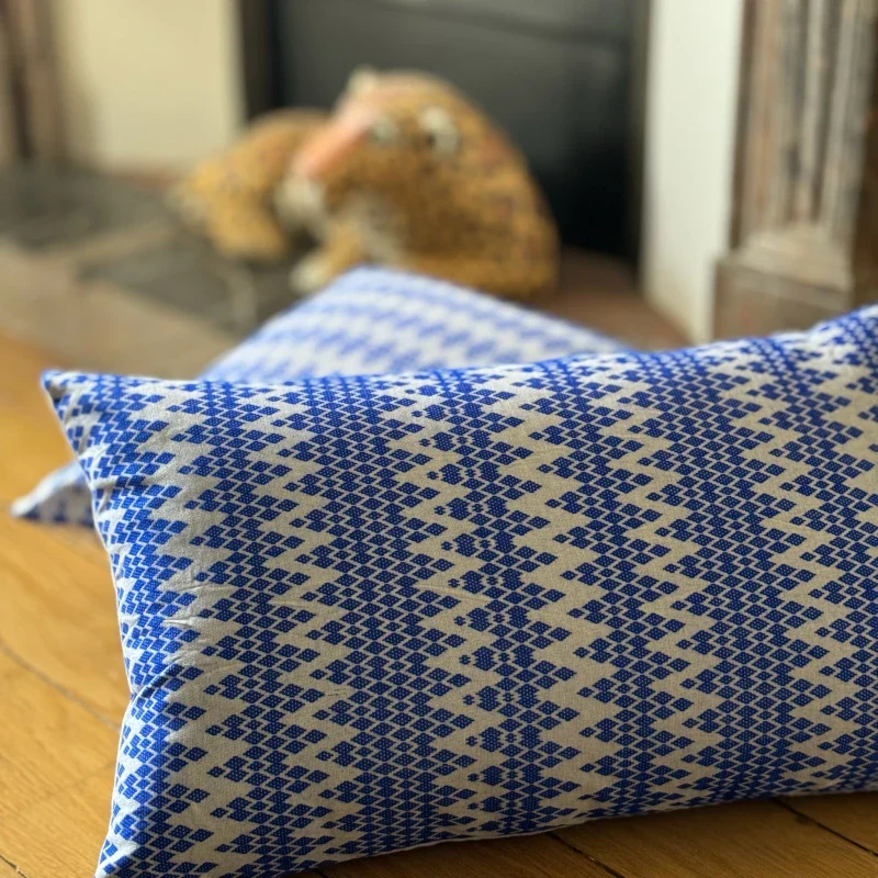 Coussin tissé main blanc et bleu - Kachin - Image 2