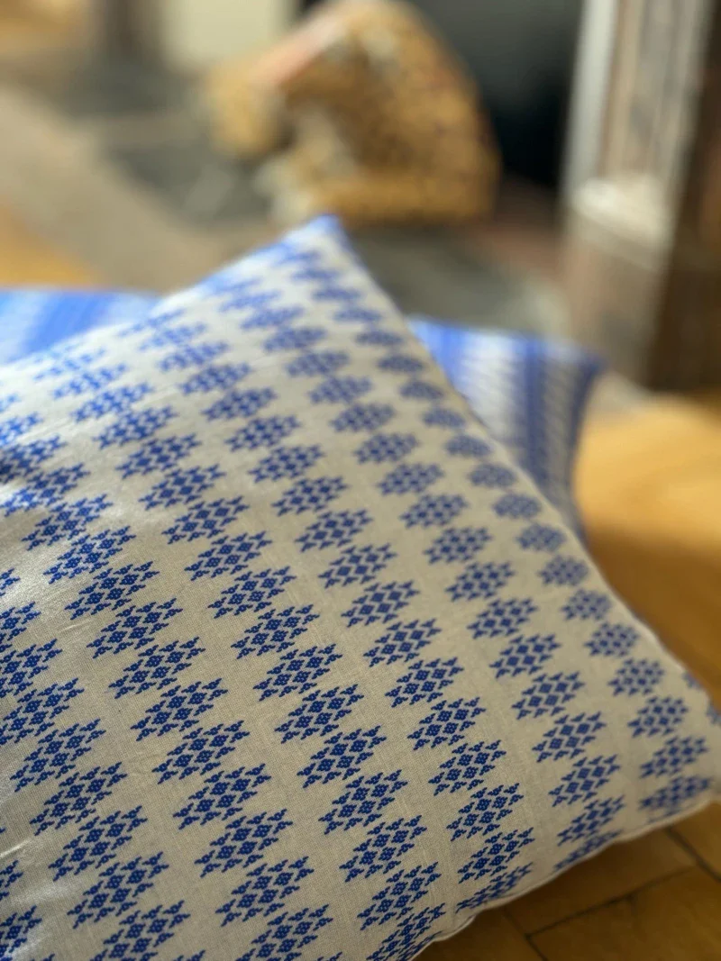 Coussin tissé main blanc et bleu - Kachin - Image 3