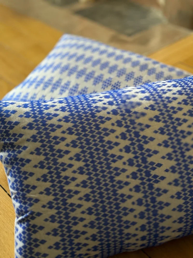 Coussin tissé main blanc et bleu - Kachin - Image 4