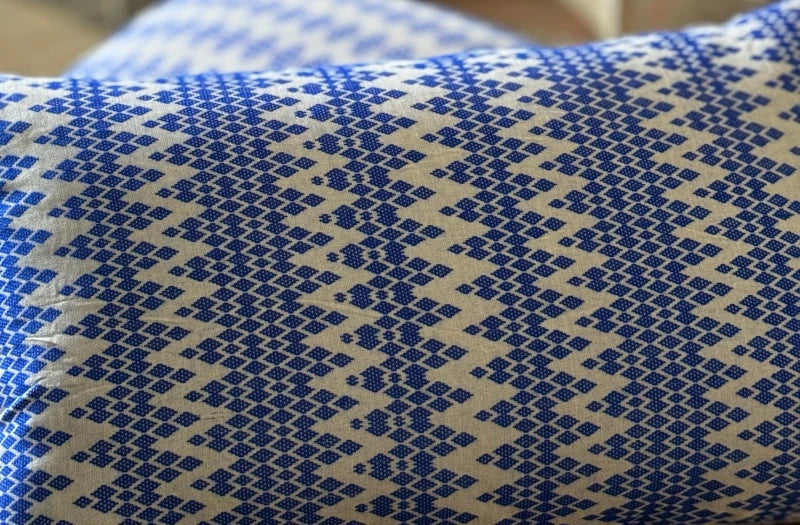 Coussin tissé main blanc et bleu - Kachin - Image 7