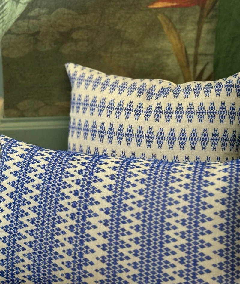 Coussin tissé main blanc et bleu - Kachin - Image 8