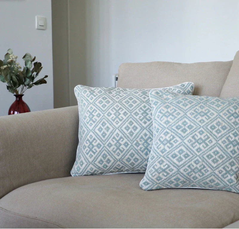 Coussin tissé main bleu ciel - Dokmai - Image 3