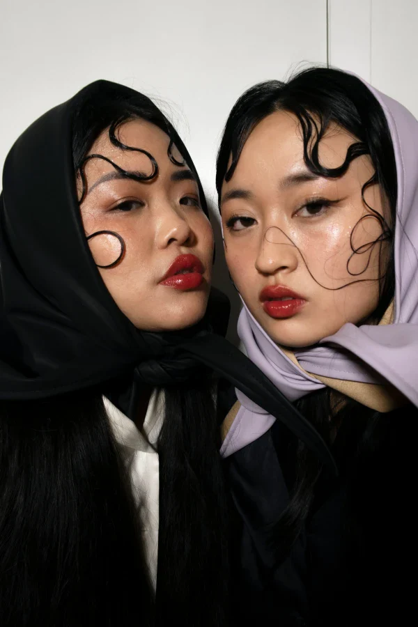 Écharpe Babushka en cuir végan Noir - Image 5