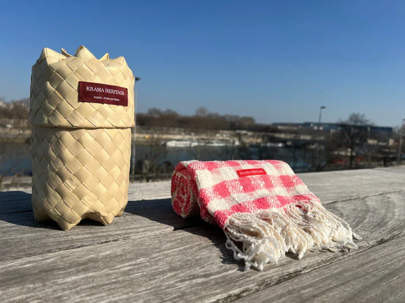 Écharpe en coton avec écrin en palmier tressé - Cerise - Image 4