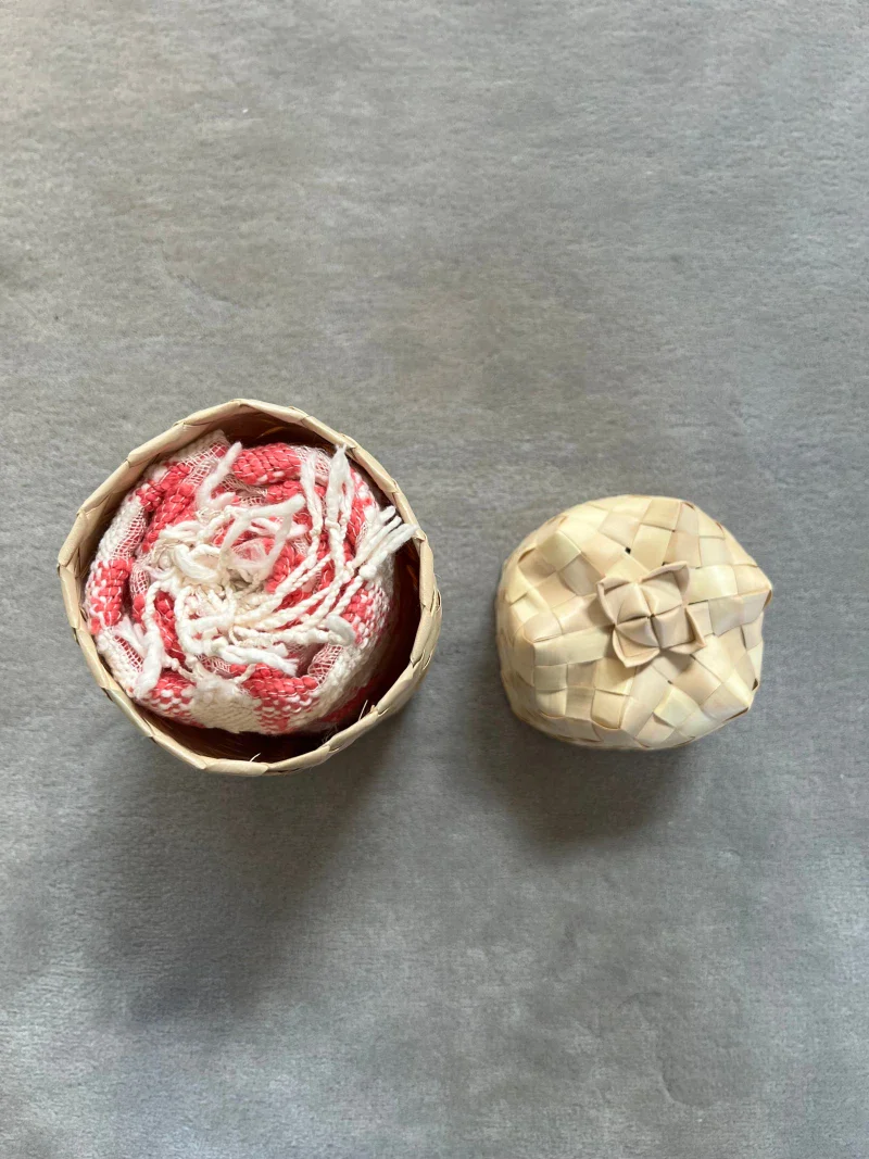 Écharpe en coton avec écrin en palmier tressé - Cerise - Image 9