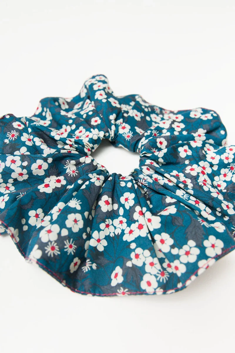 Grand chouchou bleu à motif floral en coton bio - Image 2