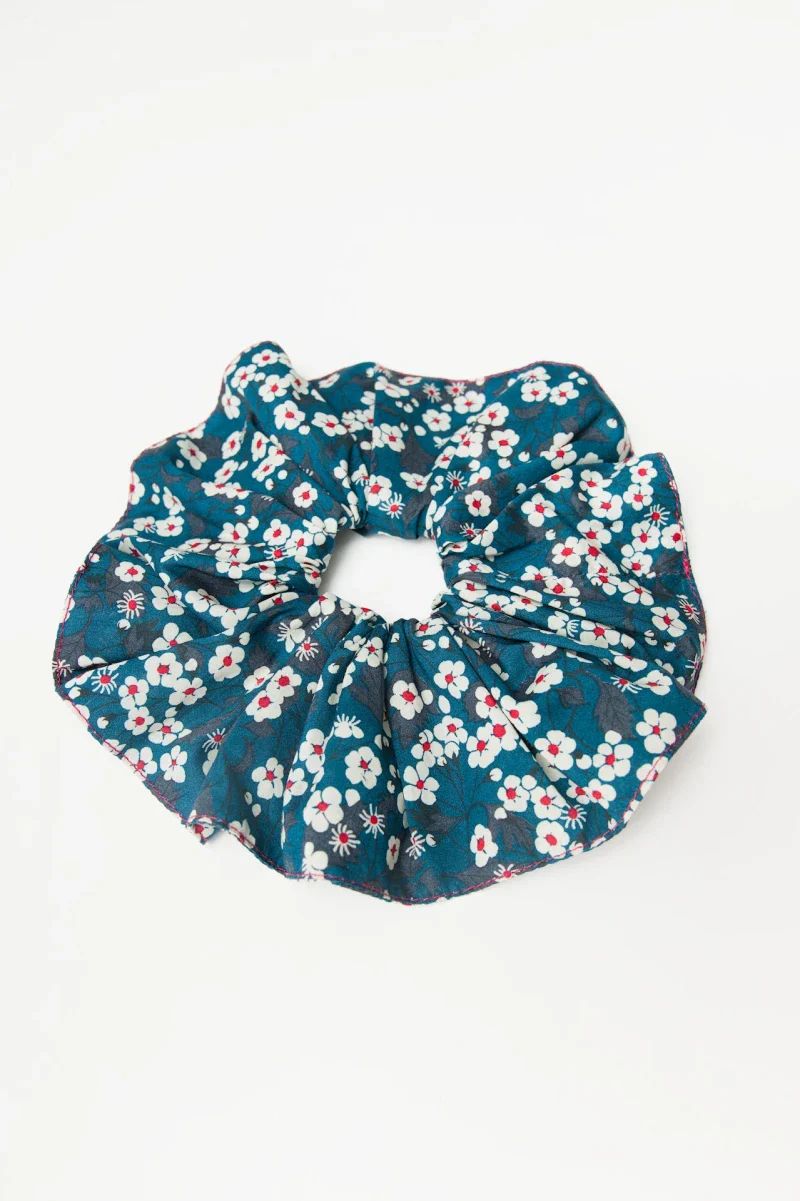 Grand chouchou bleu à motif floral en coton bio - Image 3