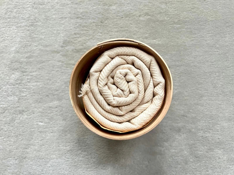 Grand écharpe douce Crème dans son écrin en écorce de palmier - Image 3