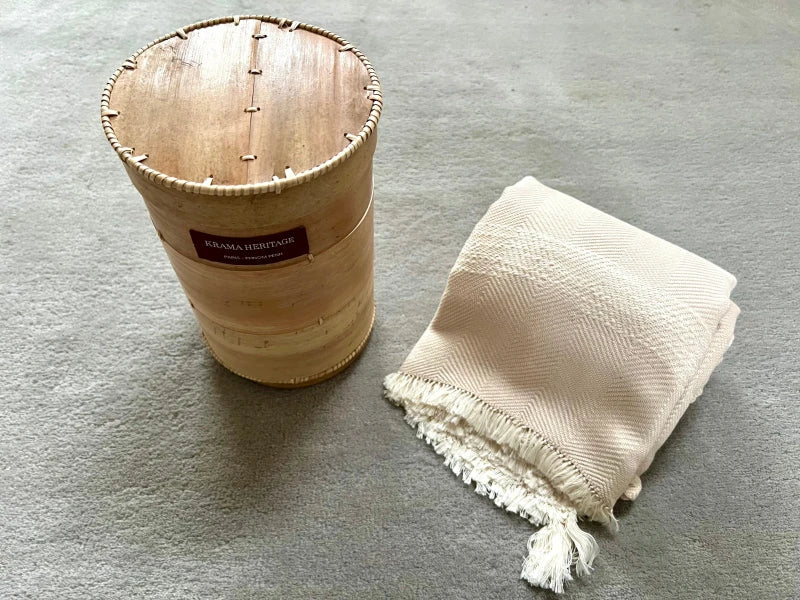 Grand écharpe douce Crème dans son écrin en écorce de palmier - Image 6
