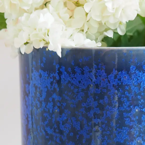 Grand vase fait-main coulant en céramique bleu klein - Image 2