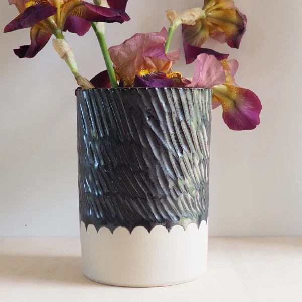 Grand vase unique fait-main en porcelaine effet rayures - Image 2