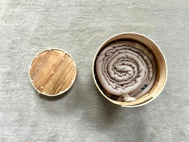 Grande écharpe douces Beige dans son écrin en écorce de palmier - Image 3